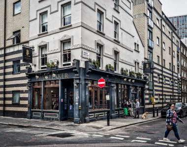 İngiltere, Birleşik Krallık, 27 Eylül 2023, The Speaker manzaralı, Westminster Borough 'daki Great Peter Caddesi' nde bir bar.