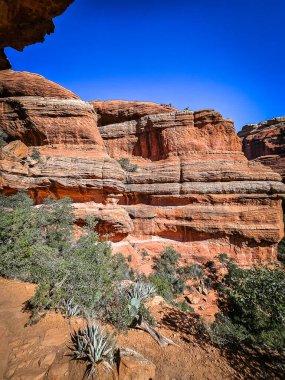 Arizona, Sedona yakınlarındaki Boynton Kanyonu 'nda kaya oluşumunun görüntüsü..