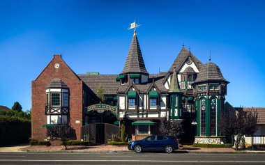 Kaliforniya, ABD, 28 Eylül 2024, Sherman Oaks 'ta Victoria dönemi ve Bavyera mimarisi Pondella Binası manzarası