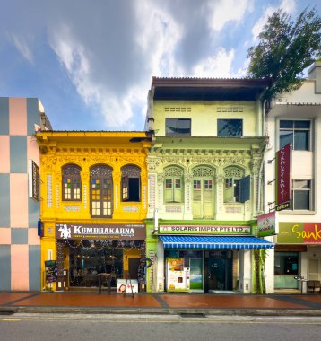 Merkez Bölge, Singapur, 5 Şubat 2024, Küçük Hindistan 'da Seyit Alwi Yolu' nda bir restoran ve mağaza manzarası 