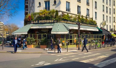 Paris, Fransa, Mars 25. 2025, Le Pierrot manzaralı, 15. bölgedeki bir pastane.