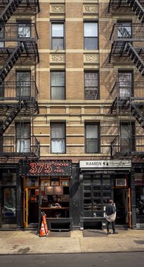 New York City, ABD, 30 Nisan 2024, Manhattan 'ın Aşağı Doğu Yakası mahallesindeki Ludlow Caddesi' ndeki iki restoranın manzarası