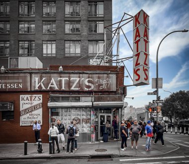 New York City, ABD, 30 Nisan 2024, Manhattan 'ın en eski şarküteri olan Katz manzarası, Manhattan' ın Aşağı Doğu Yakası mahallesindeki Ludlow Caddesi 'nde.