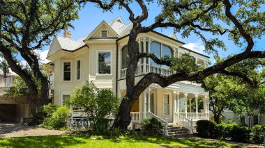 Teksas, ABD, 29 Mayıs 2024, eyalet başkenti Austin 'de West Ave' deki bir evin manzarası.