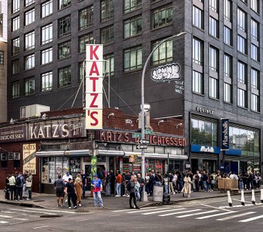 New York City, ABD, 30 Nisan 2024, Manhattan 'ın en eski şarküteri olan Katz manzarası, Manhattan' ın Aşağı Doğu Yakası mahallesindeki Ludlow Caddesi 'nde.