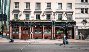 Londra, İngiltere, 27 Nisan 2025, The Duke of York manzaralı, Victoria Caddesi 'nde Westminster Borough' da bir bar.