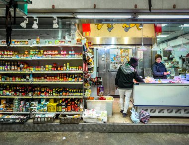 Hong Kong, Hong Kong Adası, 29 Ocak 2024, Wan Chai bölgesindeki bir dükkânda bir müşteri ve satıcının görüntüsü.