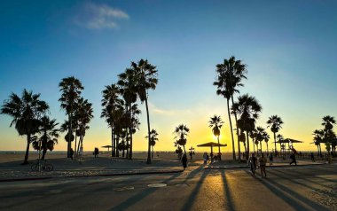 Kaliforniya, ABD, Ocean Front Walk, Venice Beach 'te günbatımında bazı insanların görüntüsü