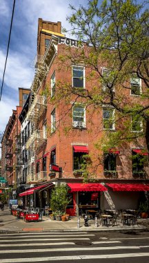New York City, ABD, 30 Nisan 2024, Bar Primi Bowery manzaralı, Aşağı Manhattan 'da bir bar ve İtalyan restoranı