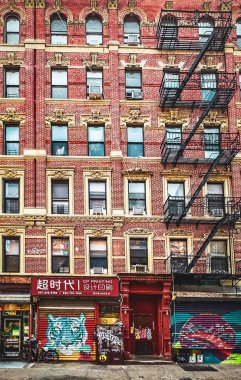 New York City, ABD, 30 Nisan 2024, Aşağı Manhattan 'daki Bowery Mahallesi' nde Broome Caddesi 'nde bir binanın manzarası