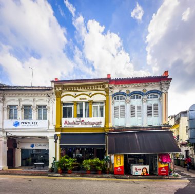 Merkez Bölge, Singapur, 5 Şubat 2024, Küçük Hindistan 'da Norris Yolu' ndaki bir restoran ve bazı mağazalar manzaralı.