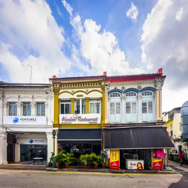 Merkez Bölge, Singapur, 5 Şubat 2024, Küçük Hindistan 'da Norris Yolu' ndaki bir restoran ve bazı mağazalar manzaralı.