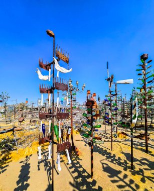 Kaliforniya, ABD, 9 Eylül 2024, Elmers Şişe Ağacı Çiftliği manzarası, bir şişe ağacı ormanı (bunlardan sarkan büyük metal borular), Route 66 boyunca yer almaktadır.