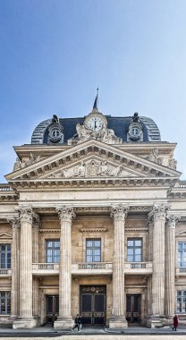 Paris, Fransa, 25 Mart 2025, Mars Şampiyonu 'nun karşısında yer alan subay binasının askeri akademisi manzarası.