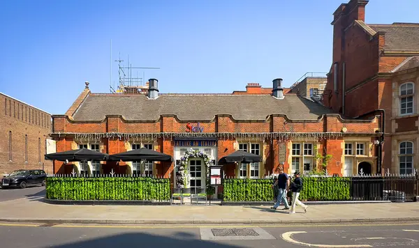 Londra, İngiltere, 27 Nisan 2025, Belgravia 'da Sicilya Restoranı' nda yürüyen bir çiftin görüntüsü, Westminster Borough. 