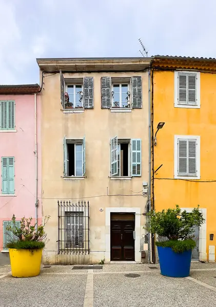 La Ciotat, Fransa, 14 Nisan 2025, Guibert Meydanı 'ndaki bazı renkli binaların manzarası