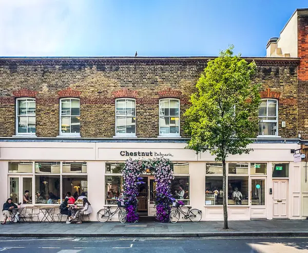 Londra, İngiltere, 27 Nisan 2025, Westminster Borough Belgravia 'daki Chestnut Pastanesi' nin dışında oturan müşterilerin manzarası. 