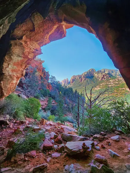 Sedona, Arizona yakınlarındaki Asker Geçidi 'nde bir kemerin içi görünüyor.