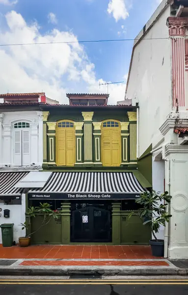 Merkez Bölge, Singapur, 5 Şubat 2024, Küçük Hindistan 'da Norris Yolu' nda bir Fransız restoranı olan The Black Sheep Cafe manzaralı.