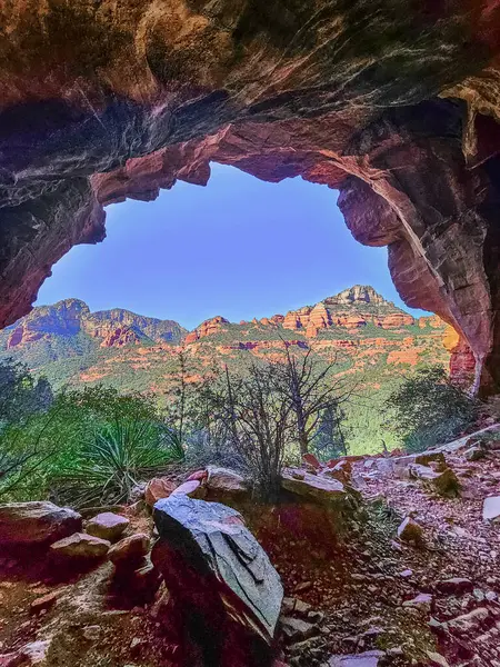Sedona, Arizona yakınlarındaki Asker Geçidi 'nde bir kemerin içi görünüyor.