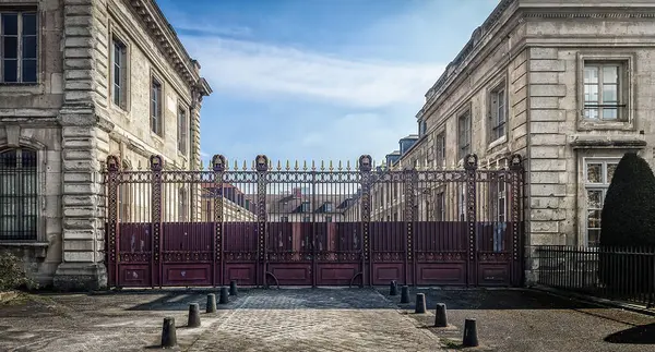 Paris, Fransa, 25 Mart 2025, Ecole Militaire binaları arasında metal bir kapı görünüyor.