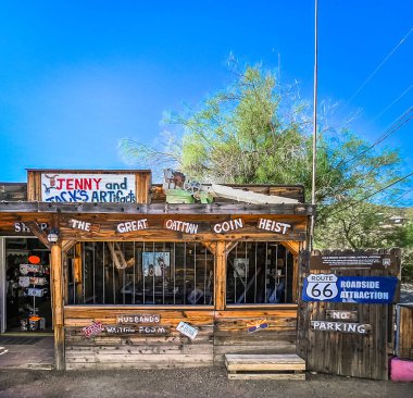 Arizona, ABD, 27 Eylül 2024, Jenny ve Jacks Eserler manzaralı, Oatman Otoyolu 'ndaki bir hediyelik eşya dükkanı.