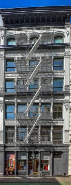 New York City, ABD, 30 Nisan 2024, Çiftlik Rio manzaralı, Manhattan SoHo mahallesinde Prince Street 'te bir Brezilyalı giyim mağazası
