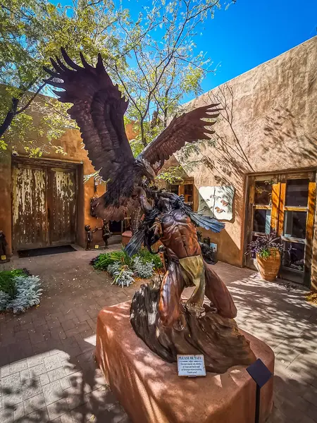 New Mexico, ABD, 21 Eylül 2024, Santa Fe Trails Güzel Sanatlar Binası 'ndaki Eagle Catcher heykelinin manzarası