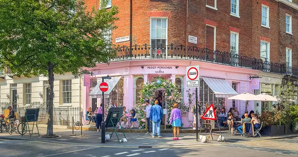 Londra, İngiltere, 27 Nisan 2025, Peggy Porschen 'deki bazı müşterilerin manzarası, Belgravia' da şık bir fırın, Westminster Borough.