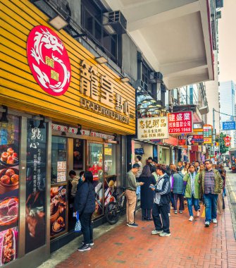 Hong Kong, Hong Kong Adası, 29 Ocak 2024, Wan Chai bölgesindeki Fleming Yolu 'ndaki Kanton restoran zinciri Dragonking Dim Sum' un şehir manzarası.