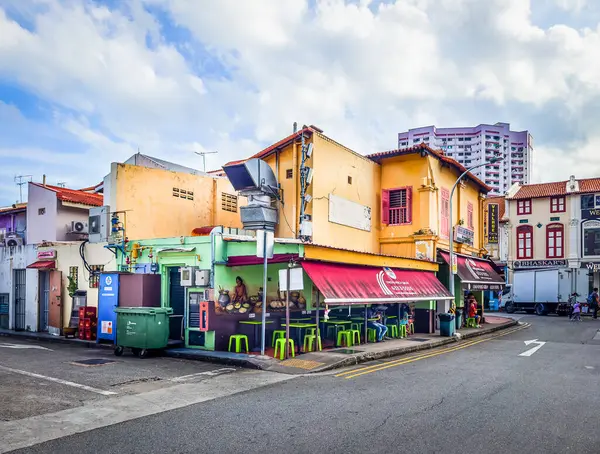 Central Area, Singapur, 5 Şubat 2024, Köy Curry manzarası Kerbau Yolu ve Belilos Yolu 'nun köşesindeki küçük Hindistan restoranı.