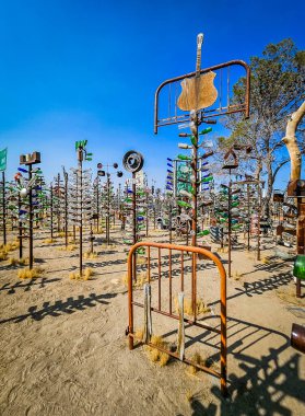 Kaliforniya, ABD, 9 Eylül 2024, Elmers Şişe Ağacı Çiftliği manzarası, bir şişe ağacı ormanı (bunlardan sarkan büyük metal borular), Route 66 boyunca yer almaktadır.