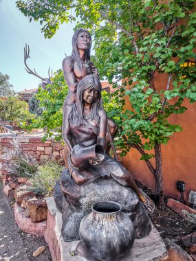 New Mexico, ABD, 21 Eylül 2024, Sinagua Anıtı manzarası, Susan Kliewer 'ın bir bronz heykeli Santa Fe Trails Güzel Sanatlar 
