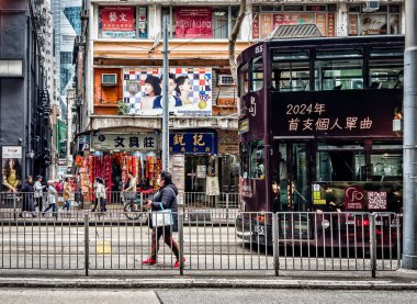 Hong Kong, Hong Kong Adası, 29 Ocak 2024, Wan Chai bölgesindeki Hennessy Yolu 'ndaki şehir manzarası.