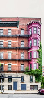 Massachusetts, ABD, 9 Haziran 2025, Charles Caddesi ve Warrenton Caddesi köşesindeki Boston FOUND Otel manzaralı.