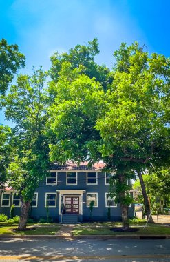 Teksas, ABD, 29 Mayıs 2024. Eyalet başkenti Austin Nueces Caddesi 'ndeki Next Coast Ventures tarafından ofis olarak kullanılan bir ev manzarası.