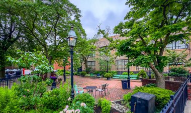 Massachusetts, ABD, 9 Haziran 2025, Boston 'daki Bay Village Mahalle Parkı manzarası