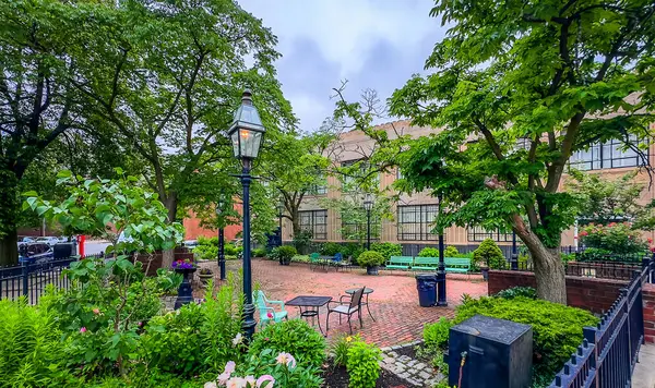 Massachusetts, ABD, 9 Haziran 2025, Boston 'daki Bay Village Mahalle Parkı manzarası