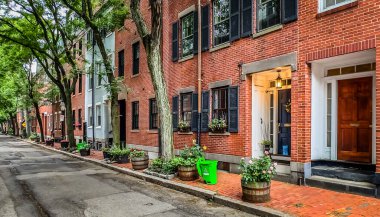 Massachusetts, ABD, 9 Haziran 2025, Melrose Caddesi manzaralı, Bay Village 'ın göbeğindeki ağaçlık bir sokakta.