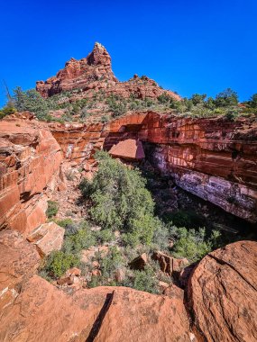 Sedona Arizona yakınlarında, Coconino Ulusal Ormanı 'ndaki Asker Geçidi' nde bir kaya oluşumunun görüntüsü..