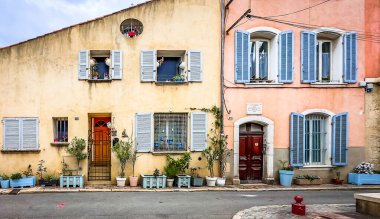 La Ciotat, Fransa, 14 Nisan 2025, Liberty Caddesi 'ndeki bazı evlerin manzarası