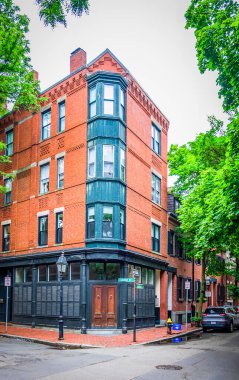 Massachusetts, ABD, 9 Haziran 2025, Boston, Bay Village 'da yer alan Church ve Melrose Caddesi' nin köşesindeki kırmızı tuğlalı binanın manzarası.