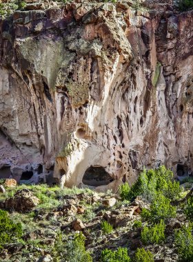 Bandelier Ulusal Anıtı 'ndaki bir kaya oluşumunun Pueblo Döngü Yolu üzerindeki görüntüsü 