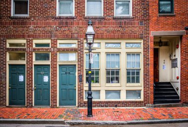 Massachusetts, ABD, 9 Haziran 2025, Melrose Caddesi 'ndeki bir tuğla binanın manzarası, Bay Village' ın kalbinde yer alıyor.