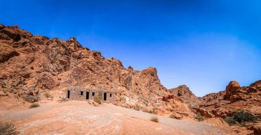 Nevada, ABD 'deki Ateş Vadisi' nde taştan bir kulübe.