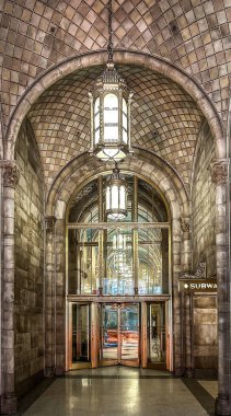 New York City, ABD, 1 Mayıs 2024, 110 Doğu 42. Cadde girişi, aynı zamanda Bowery Tasarruf Bankası Binası olarak da bilinir, Midtown East Area 'da bir sanat deco mimari tarzı.