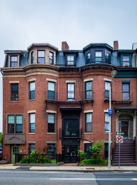 Massachusetts, ABD, 9 Haziran 2025, Arlington Caddesi 'ndeki bazı tuğla binaların manzarası, Bay Village' ın merkezinde yer alıyor.