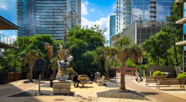 Teksas, ABD, 29 Mayıs 2024, Eyalet başkenti Austin 'deki Margaret Moser Plaza' da oturan bir adamın görüntüsü