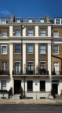 Londra, İngiltere, 27 Nisan 2025, Eaton Place 'de Westminster Borough, Belgravia' da bir yerleşim yeri manzarası.