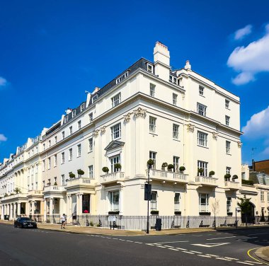 Londra, İngiltere, 27 Nisan 2025, Yukarı Belgrave Caddesi manzarası, Belgravia 'da bir yerleşim sokağı, Westminster Borough.